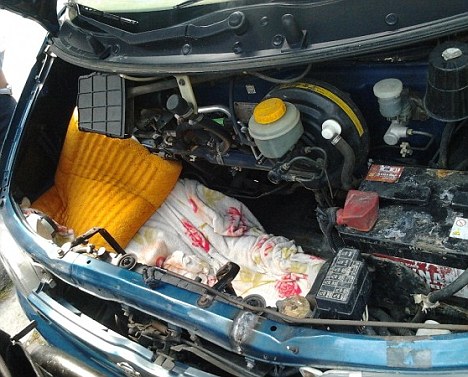 ���Ӷ�����������棬ֻ��һ��̺�ӡ�һ�����Ӻ�һƿˮ