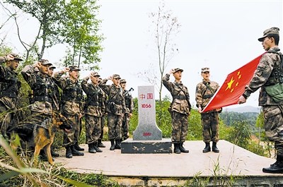 巡逻官兵在界碑前宣誓。肖先云摄 巡逻官兵在界碑前宣誓。肖先云摄