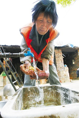 ■洗土豆,炒个土豆丝,她觉得“挺知足”。本报记者 张海强 摄 ■洗土豆,炒个土豆丝,她觉得“挺知足”。本报记者 张海强 摄