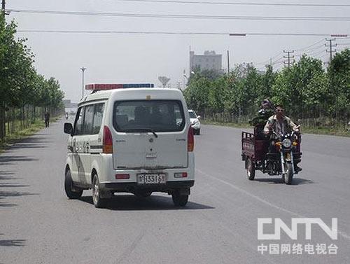 路过的警车(图片由网友提供) 路过的警车(图片由网友提供)