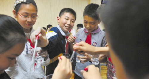 海曙中心小学,同学们正用换水游戏说明艾滋病的传染。本报记者 盛高 摄 海曙中心小学,同学们正用换水游戏说明艾滋病的传染。本报记者 盛高 摄