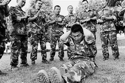 邹振在为战士进行仰卧起坐演示。尹尚明摄 邹振在为战士进行仰卧起坐演示。尹尚明摄