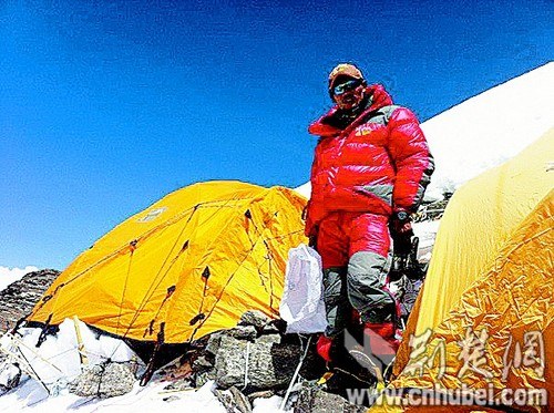 冲顶组队员次仁旦达在7790营地帐篷外。(通讯员 德庆欧珠 摄) 冲顶组队员次仁旦达在7790营地帐篷外。(通讯员 德庆欧珠 摄)