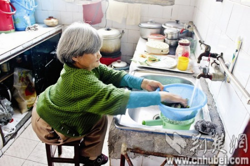 刘金红正在洗菜准备做饭 刘金红正在洗菜准备做饭