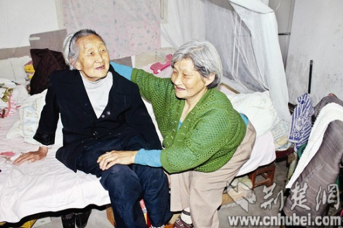 刘金红(右)每天都要陪母亲说说话 刘金红(右)每天都要陪母亲说说话