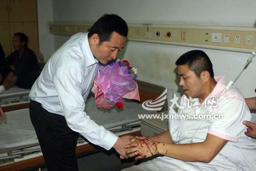 南昌县委政法委书记杨春看望李玉文。 南昌县委政法委书记杨春看望李玉文。
