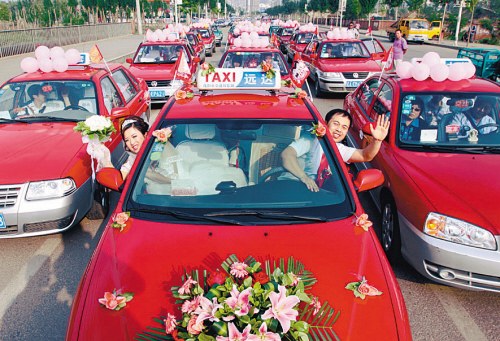 马师傅的结婚车队格外引人注目 马师傅的结婚车队格外引人注目