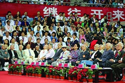 前排就座的都是满头银发的耄耋学长。 本报现场传真图片 前排就座的都是满头银发的耄耋学长。 本报现场传真图片