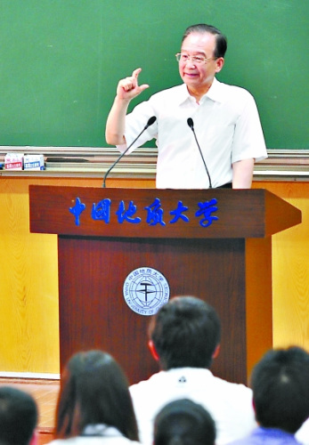 温总理在地大阶梯教室与师生们交流。记者周超 摄 温总理在地大阶梯教室与师生们交流。记者周超 摄