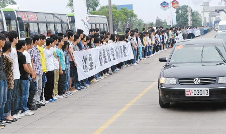 ���գ�����������·�ڣ������������Է�ǰ��ӭ��Ӣ��������