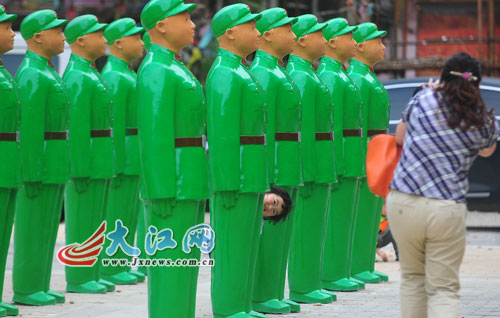 小朋友和“解放军叔叔”合影 小朋友和“解放军叔叔”合影