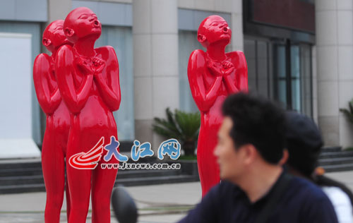 过往路人无不侧目 过往路人无不侧目