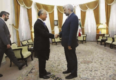 国际原子能机构总干事天野之弥与伊朗首席核谈判代表赛义德·贾利利(右)握手 新华社 发 国际原子能机构总干事天野之弥与伊朗首席核谈判代表赛义德·贾利利(右)握手 新华社 发