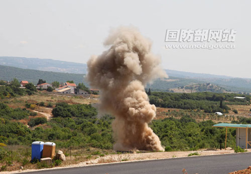 下午2点,2枚M-15反坦克地雷成功引爆 下午2点,2枚M-15反坦克地雷成功引爆