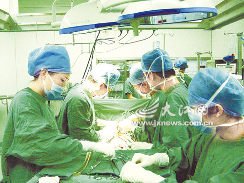 医生正在进行肾移植手术(本报资料图) 医生正在进行肾移植手术(本报资料图)