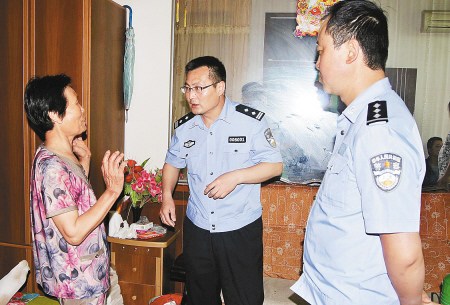 老太向民警描述事发经过 老太向民警描述事发经过