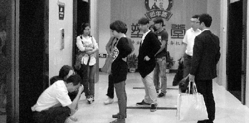 一对夫妻蹲在“塑年堂”总部门口哭泣 一对夫妻蹲在“塑年堂”总部门口哭泣