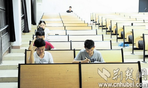 5月22日,湖北大学学生在通宵教室自习 5月22日,湖北大学学生在通宵教室自习