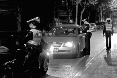 上海警方经常开展严查酒后驾驶的行动 本报记者张龙摄(资料照片) 上海警方经常开展严查酒后驾驶的行动 本报记者张龙摄(资料照片)
