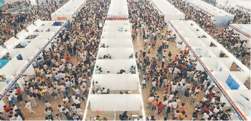 前来应聘咨询的学生人头攒动。 记者 朱 江摄 前来应聘咨询的学生人头攒动。 记者 朱 江摄