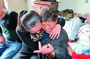 阿美抱着母亲喜极而泣,而母亲喃喃地数着女儿离家的日子 记者 唐奇 摄 阿美抱着母亲喜极而泣,而母亲喃喃地数着女儿离家的日子 记者 唐奇 摄