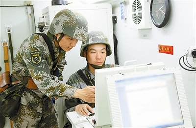 左上图:该旅官兵在新型指挥方舱内开展对抗演练。付晓飞摄 左上图:该旅官兵在新型指挥方舱内开展对抗演练。付晓飞摄