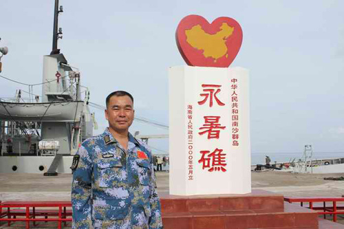 在永暑礁上的海军南沙守备部队气象工程师李文波 在永暑礁上的海军南沙守备部队气象工程师李文波