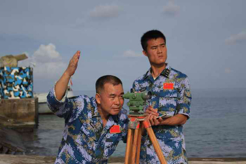 李文波带领导官兵精心测量每一组数据 李文波带领导官兵精心测量每一组数据