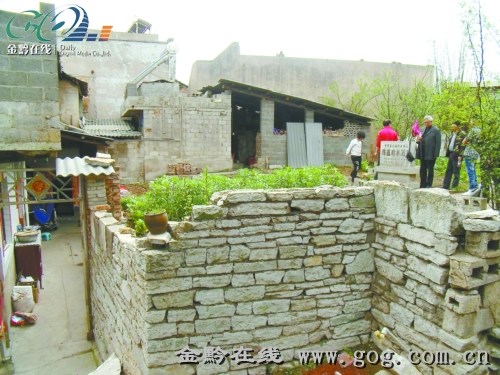 陈先凯家侵占烈士墓地搭建的简易建筑 陈先凯家侵占烈士墓地搭建的简易建筑