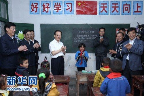 5月25日,在古丈县默戎镇毛坪村教学点——毛坪小学,温家宝疼爱地看着孩子们说:“大家唱个歌吧!”孩子们高兴地喊道:“好!”。一个5岁的苗族小姑娘跑上讲台主动要当指挥。孩子们稚嫩的歌声打动着现场的人们。记者 庞兴雷 摄 5月25日,在古丈县默戎镇毛坪村教学点——毛坪小学,温家宝疼爱地看着孩子们说:“大家唱个歌吧!”孩子们高兴地喊道:“好!”。一个5岁的苗族小姑娘跑上讲台主动要当指挥。孩子们稚嫩的歌声打动着现场的人们。记者 庞兴雷 摄