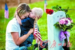 一对母子在阿灵顿国家公墓悼念亲人。 一对母子在阿灵顿国家公墓悼念亲人。