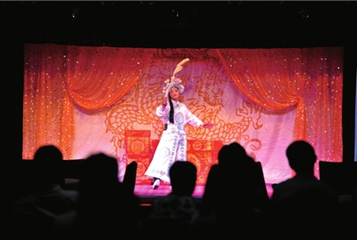 在张晓莉出资创建的免费戏院里,观众们正在欣赏戏曲表演。 在张晓莉出资创建的免费戏院里,观众们正在欣赏戏曲表演。