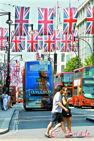 牛津街上挂满了英国国旗。 牛津街上挂满了英国国旗。