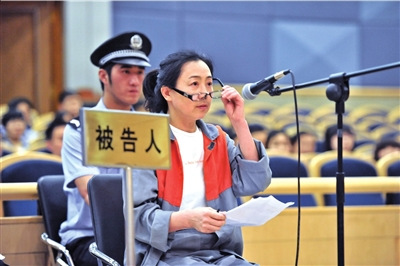 董金亭在被告人席上回答提问。本报记者蒲东峰摄 董金亭在被告人席上回答提问。本报记者蒲东峰摄