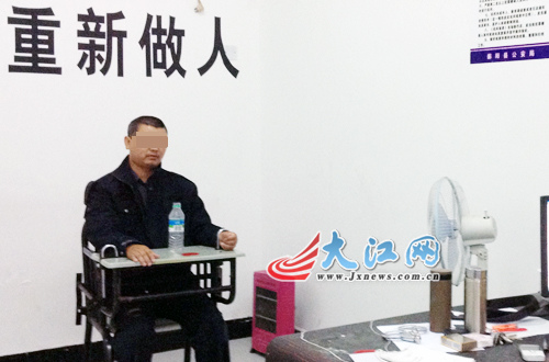 陈某在接受警方的审讯 陈某在接受警方的审讯