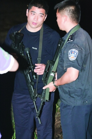 特警带来有瞄准镜的步枪。 特警带来有瞄准镜的步枪。