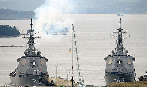 日本海上自卫队宙斯盾舰“金刚”(左)和“鸟海” 日本海上自卫队宙斯盾舰“金刚”(左)和“鸟海”