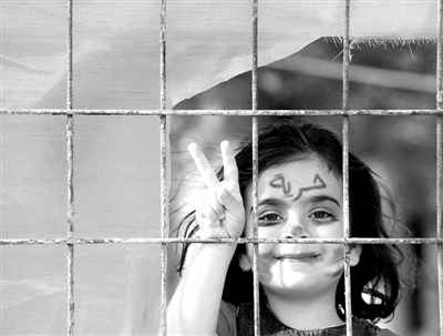 4月10日,在土耳其的哈塔伊省,一名叙利亚儿童从难民营里向外张望。叙利亚国内冲突爆发以来,越境进入土耳其寻求避难的叙利亚人累计已超过3.7万人,土耳其目前已安置约2.4万人,其中包括各个年龄段的儿童。新华社记者 马研 摄 4月10日,在土耳其的哈塔伊省,一名叙利亚儿童从难民营里向外张望。叙利亚国内冲突爆发以来,越境进入土耳其寻求避难的叙利亚人累计已超过3.7万人,土耳其目前已安置约2.4万人,其中包括各个年龄段的儿童。新华社记者 马研 摄