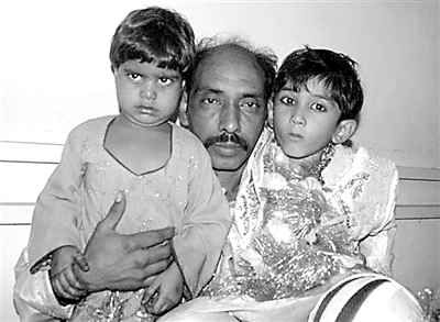 2008年10月31日,在巴基斯坦首都卡拉奇,7岁的新郎穆罕默德·瓦萨姆(右)同他4岁的新娘尼莎(左)以及他的父亲穆罕默德·伊斯米尔坐在一起。资料图 2008年10月31日,在巴基斯坦首都卡拉奇,7岁的新郎穆罕默德·瓦萨姆(右)同他4岁的新娘尼莎(左)以及他的父亲穆罕默德·伊斯米尔坐在一起。资料图