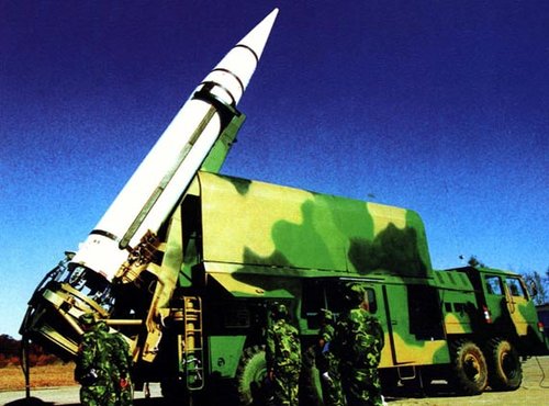 解放军二炮士兵操作东风15战术导弹 解放军二炮士兵操作东风15战术导弹