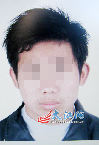 犯罪嫌疑人程某是一个20多岁的小伙子,却假冒女学生在网上诈骗。 犯罪嫌疑人程某是一个20多岁的小伙子,却假冒女学生在网上诈骗。