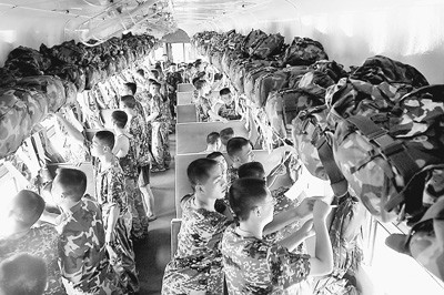 列车上的快乐兵。宋远高摄 列车上的快乐兵。宋远高摄