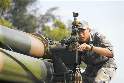 参赛选手精确瞄准。朱爽摄 参赛选手精确瞄准。朱爽摄