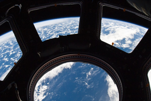 薄云笼罩蔚蓝色星球 薄云笼罩蔚蓝色星球