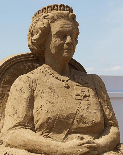 用沙子堆成的女王雕像。 用沙子堆成的女王雕像。