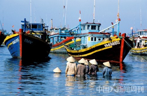越南平顺省的小城镇美奈,一些渔船正泊靠在渔村边上。美奈往东面向中国南海。 越南平顺省的小城镇美奈,一些渔船正泊靠在渔村边上。美奈往东面向中国南海。