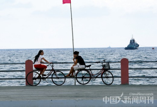 5月10日,菲律宾三描礼士省马辛洛克湾,两名市民在海滨休息。照片远处为中国南海海域,马辛洛克湾距离中国黄岩岛直线距离为两百多公里。 5月10日,菲律宾三描礼士省马辛洛克湾,两名市民在海滨休息。照片远处为中国南海海域,马辛洛克湾距离中国黄岩岛直线距离为两百多公里。