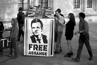 5月30日,在位于伦敦的英国最高法院门前,阿桑奇的支持者在听证会前声援阿桑奇 5月30日,在位于伦敦的英国最高法院门前,阿桑奇的支持者在听证会前声援阿桑奇