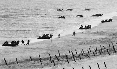 5月25日,中泰海军陆战队员在演练中乘冲锋舟进行联合抢滩登陆。新华社记者 查春明摄 5月25日,中泰海军陆战队员在演练中乘冲锋舟进行联合抢滩登陆。新华社记者 查春明摄