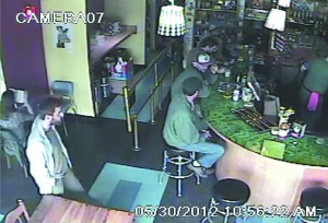 5月30日的监控录像截图显示,枪击事件嫌疑人(左)进入美国西雅图的一家咖啡馆。新华/美联 5月30日的监控录像截图显示,枪击事件嫌疑人(左)进入美国西雅图的一家咖啡馆。新华/美联